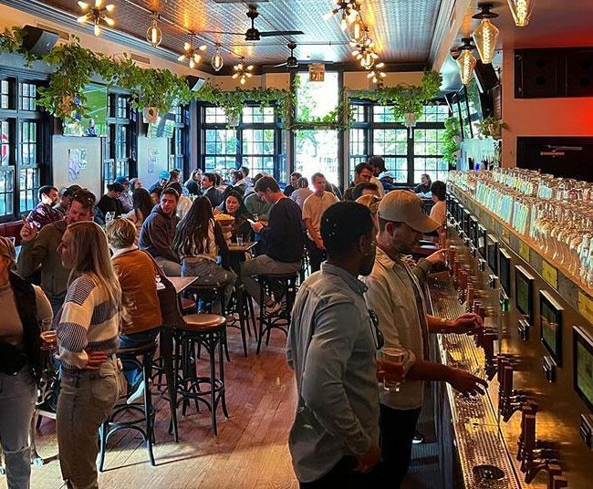 tapster-leva-a-experiencia-de-auto-servico-para-denver-com-novo-bar-inaugurado-por-casal-local