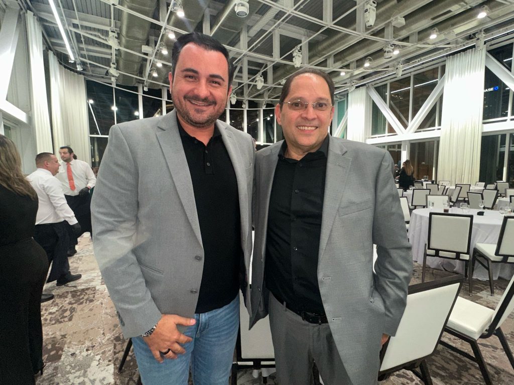 Noite de gala em Orlando: TV Connect USA celebra novo momento no Connext 2025 com grandes personalidades.