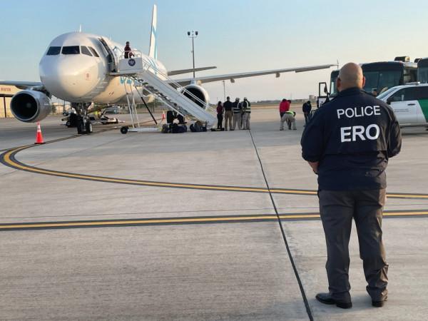 juiz-federal-impede-uso-de-lei-antiga-para-deportar-imigrantes-nos-eua