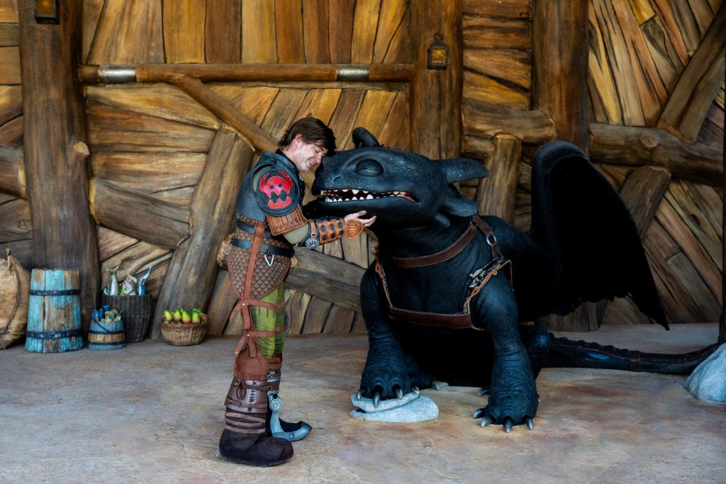 Universal Orlando revela primeira olhada no Meet & Greet de Soluço e Banguela na ilha de Berk do Epic Universe.