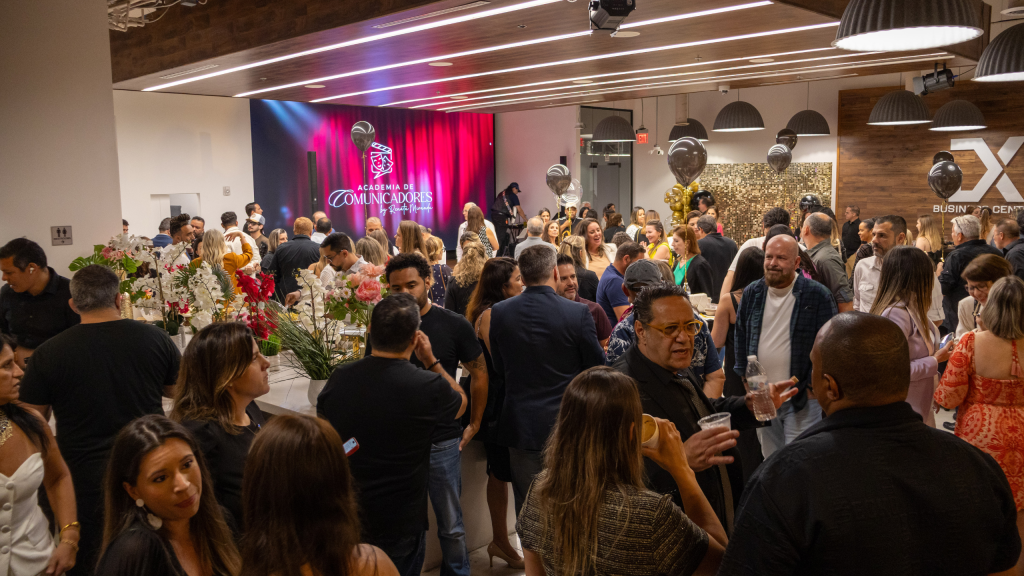 Academia de comunicadores é oficialmente inaugurada em Orlando.