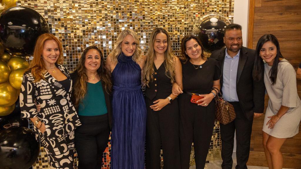 Academia de comunicadores é oficialmente inaugurada em Orlando.