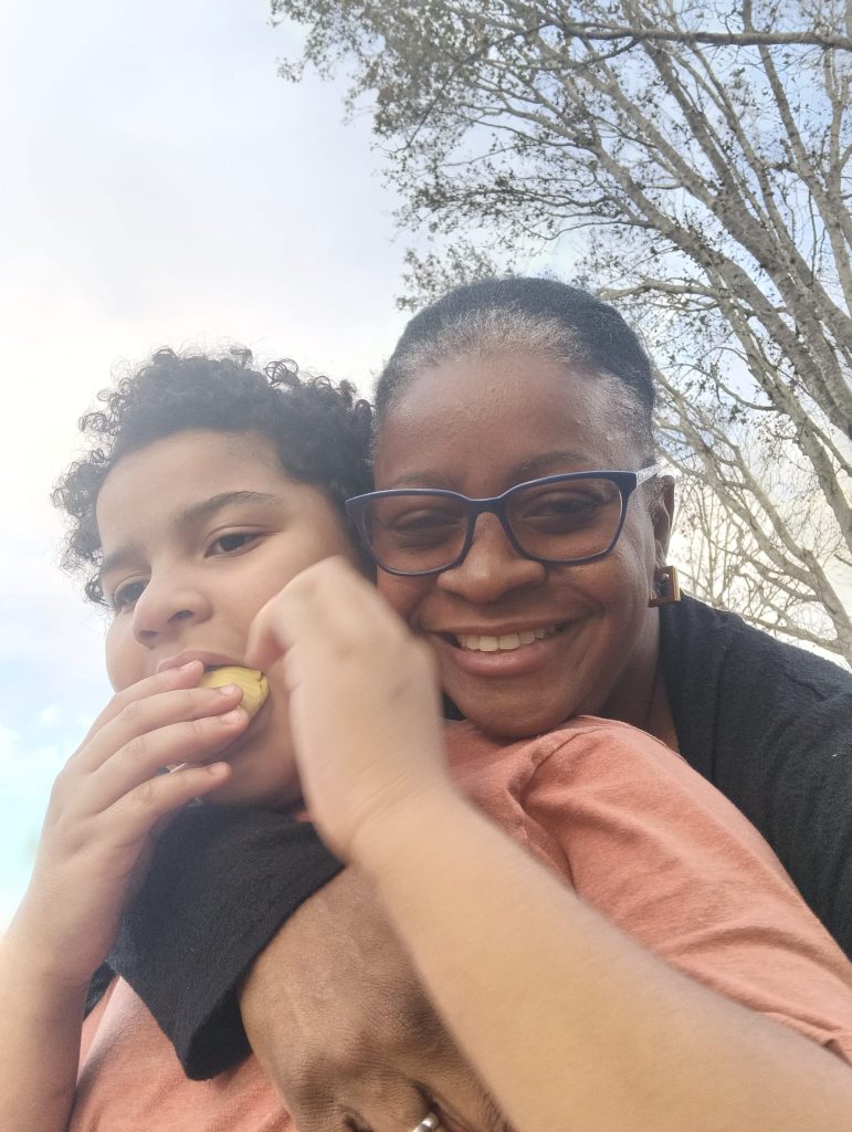 "Mães que transformam acolhimento em ação: a força por trás da comunidade TEA Orlando."
