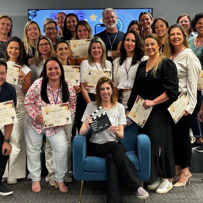 Foto: Vanessa Klein ao centro com seus alunos após o workshop "Grave e Destrave".
