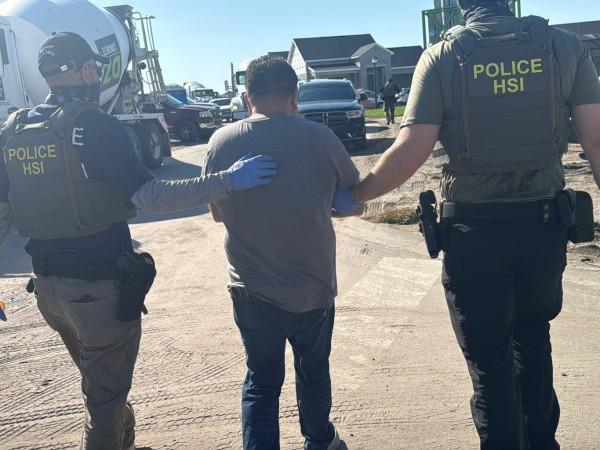 agentes-federais-prendem-mais-de--imigrantes-em-canteiros-de-obras-na-florida
