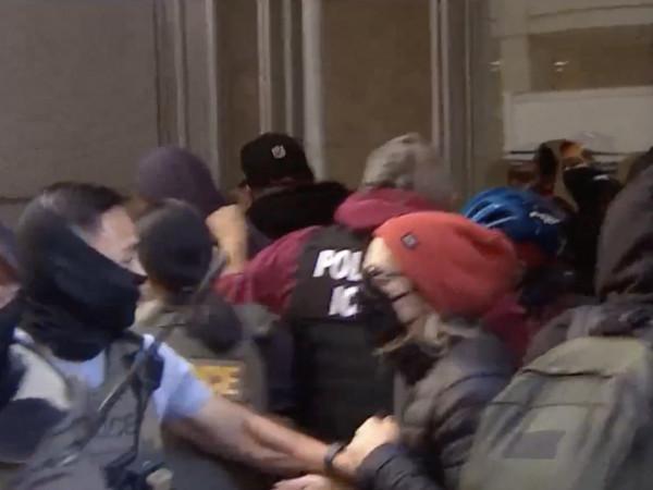 conflito-em-san-francisco-manifestantes-e-agentes-de-imigracao-se-enfrentam-em-frente-ao-tribunal