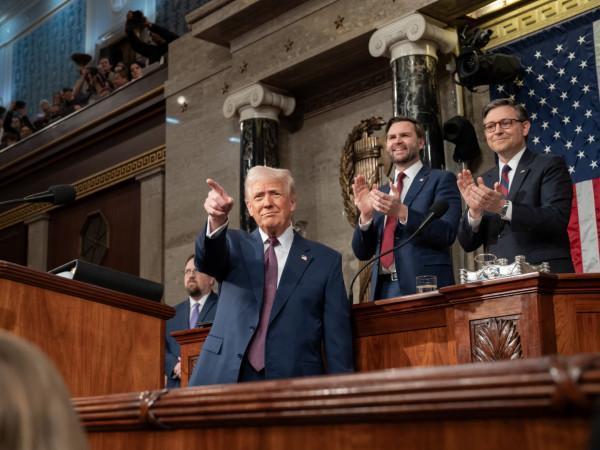 governo-trump-corta-servicos-em-outros-idiomas-e-dificulta-acesso-para-imigrantes