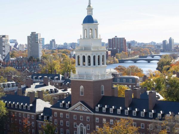 governo-trump-pressiona-harvard-por-dados-de-estudantes-estrangeiros-e-universidade-responde-com-pro