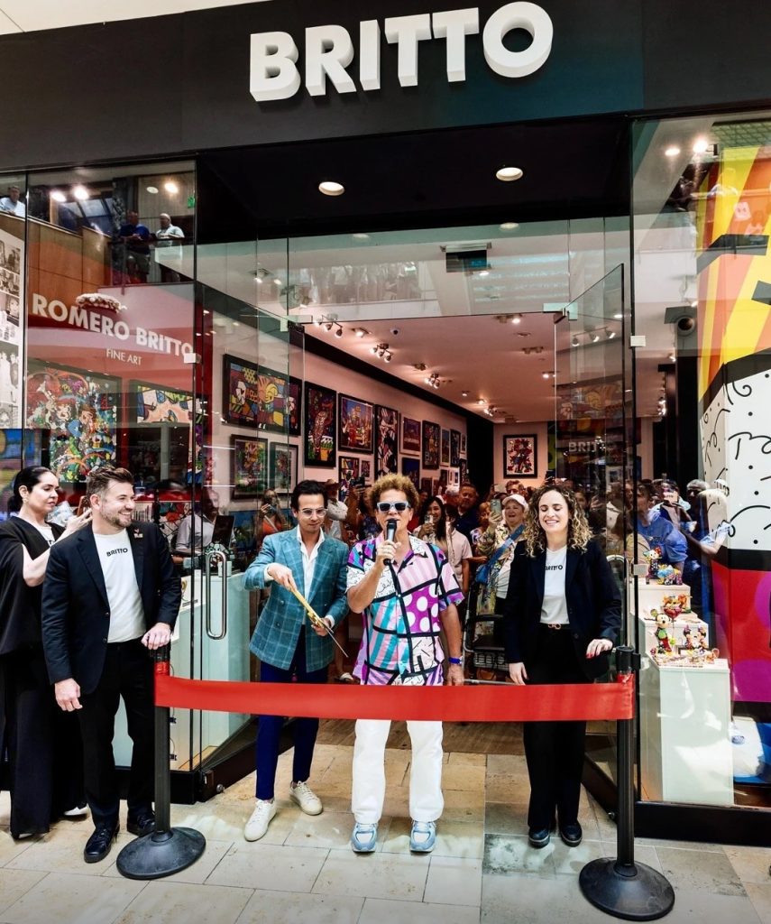 Romero Britto inaugura primeira loja em Orlando com presença de admiradores e convidados especiais.