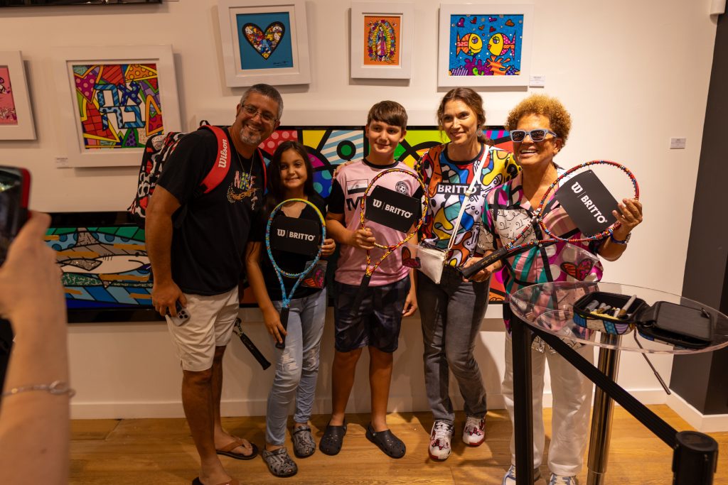 Romero Britto inaugura primeira loja em Orlando com presença de admiradores e convidados especiais.