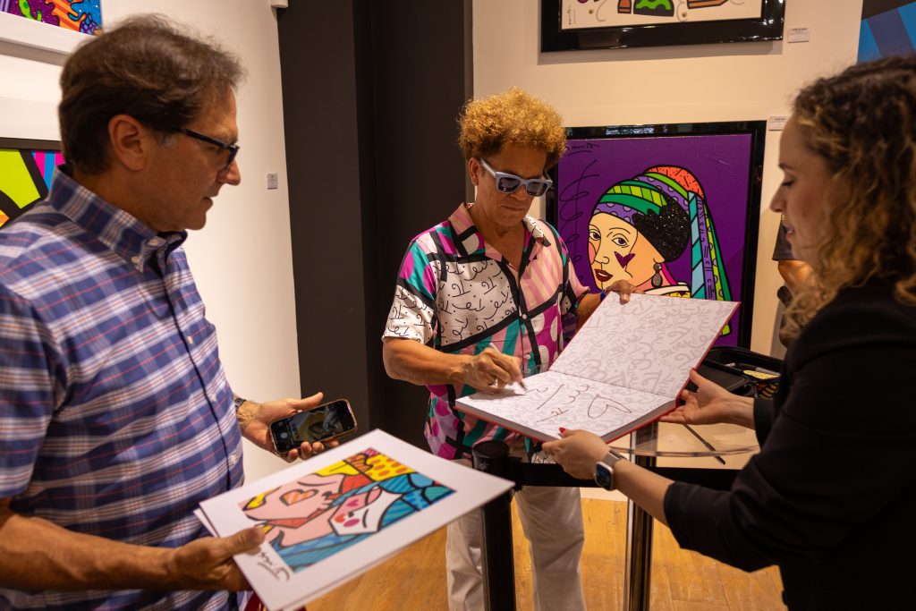 Romero Britto inaugura primeira loja em Orlando com presença de admiradores e convidados especiais.