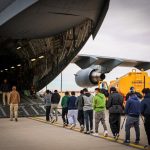 brasileiros-deportados-dos-estados-unidos-chegam-a-confins-e-entre-eles-ha-homem-que-viveu-muitos-an