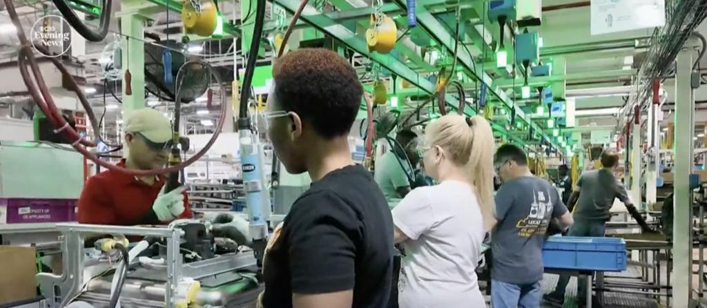 fabrica-em-louisville-demite-imigrantes-apos-fim-da-protecao-legal-do-governo-trump