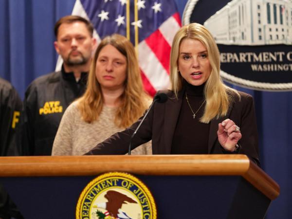 procuradorageral-pam-bondi-aciona-fbi-e-dea-para-proteger-agentes-e-instalacoes-do-ice