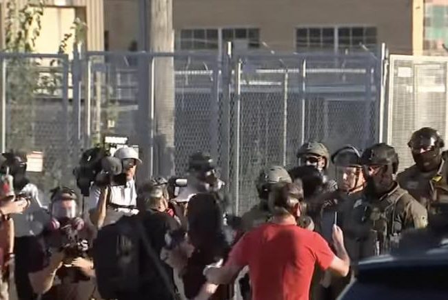 quatro-pessoas-sao-indiciadas-por-confronto-em-protesto-contra-o-ice-em-chicago