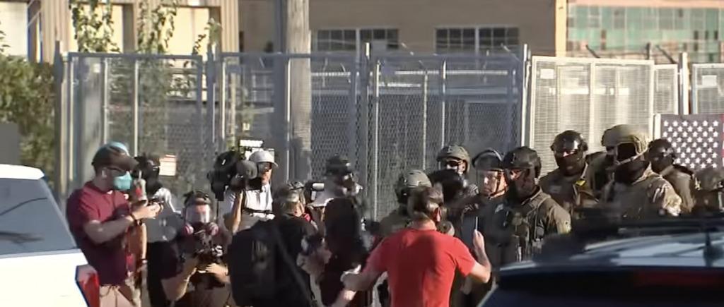 quatro-pessoas-sao-indiciadas-por-confronto-em-protesto-contra-o-ice-em-chicago