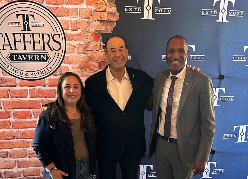 Abertura do Taffer’s Tavern agita Orlando com presença de Jon Taffer e convidados especiais.