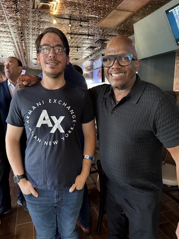 Abertura do Taffer’s Tavern agita Orlando com presença de Jon Taffer e convidados especiais.