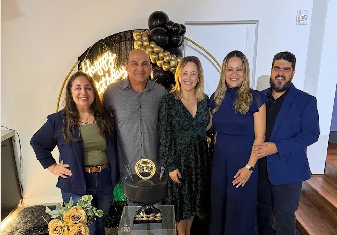 Influenciadora Thata Orlando é surpreendida com festa organizada pelo marido Humberto Martins no Royal Business