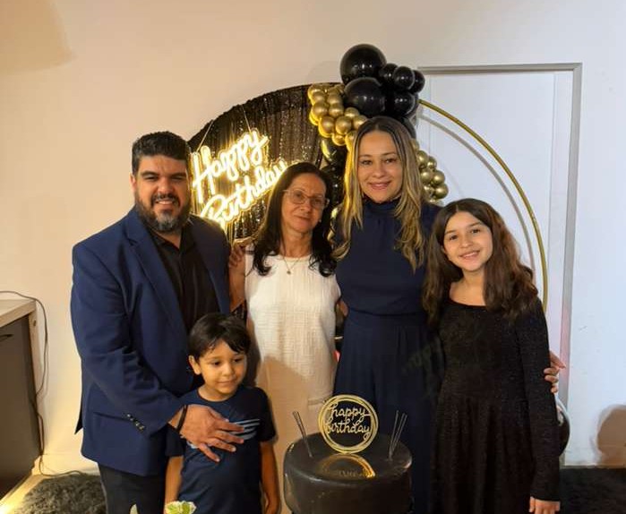 Influenciadora Thata Orlando é surpreendida com festa organizada pelo marido Humberto Martins no Royal Business