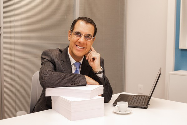 De professor acadêmico no Brasil a referência nos Estados Unidos: a trajetória de Gustavo Nicolau