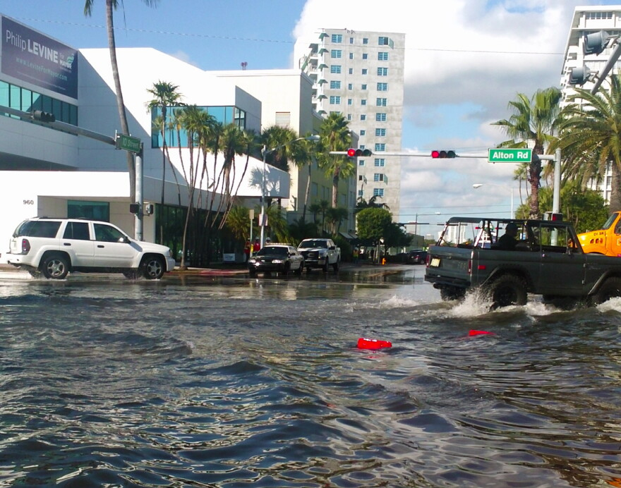Maré alta provoca alagamentos históricos no sul da Flórida e deixa ruas submersas em Miami e Fort Lauderdale
