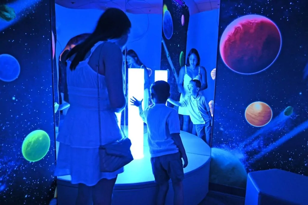 Aeroporto de Orlando inaugura sala sensorial para viajantes com sensibilidades sensoriais.