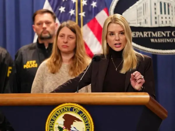 procuradorageral-pam-bondi-aciona-fbi-e-dea-para-proteger-agentes-e-instalacoes-do-ice