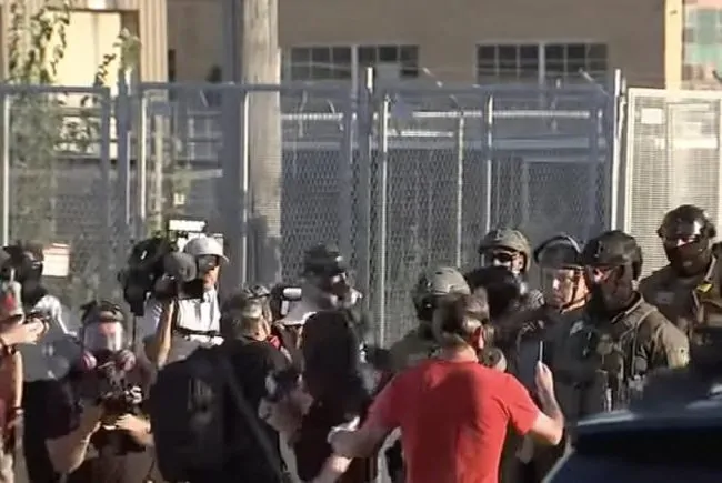 quatro-pessoas-sao-indiciadas-por-confronto-em-protesto-contra-o-ice-em-chicago