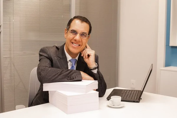 De professor acadêmico no Brasil a referência nos Estados Unidos: a trajetória de Gustavo Nicolau