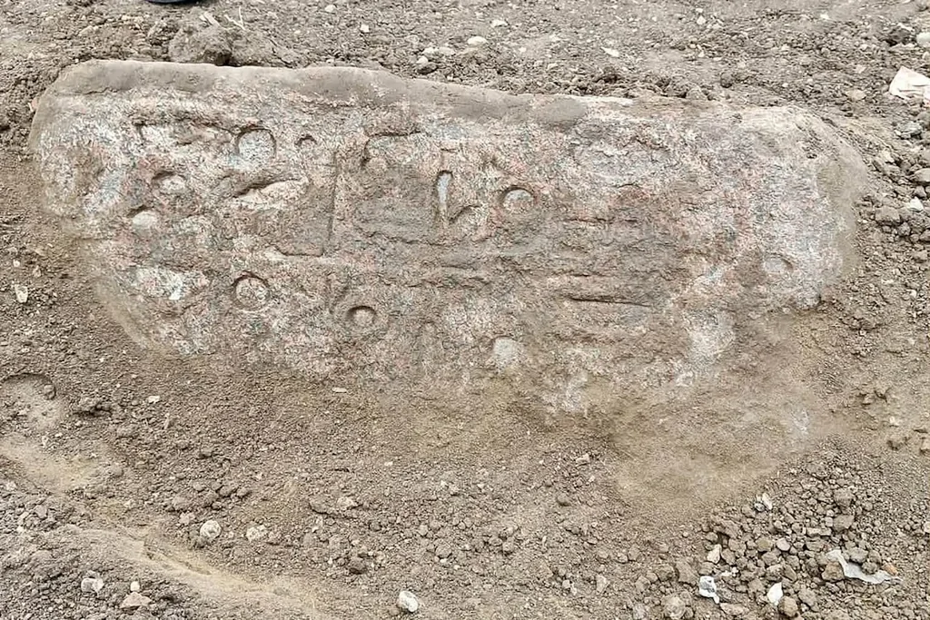 Homem encontra pedra misteriosa perto de casa e leva arqueólogos a tesouro egípcio de 3.300 anos